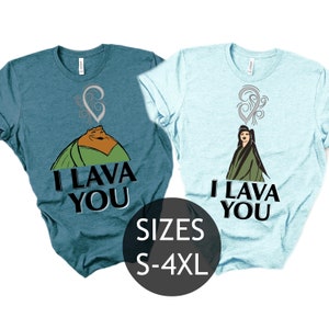 Puede incluir: Dos camisetas, una azul verdosa y otra azul claro, con un estampado gr&aacute;fico de un personaje de dibujos animados con una nube en forma de coraz&oacute;n sobre su cabeza. El texto en las camisetas dice "I lava you". Las camisetas est&aacute;n disponibles en tallas S-4XL.