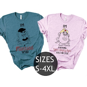 Puede incluir: Dos camisetas con un tema de Mr. y Mrs. Potato Head. La camiseta azul dice "Soy una patata casada" y presenta una imagen de dibujos animados de Mr. Potato Head. La camiseta rosa dice "Estoy empacando tus ojos enojados por si acaso" y presenta una imagen de dibujos animados de Mrs. Potato Head. Las camisetas están disponibles en tallas S-4XL.