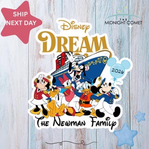 以下が含まれることがあります： ミッキーマウス、ミニーマウス、ドナルドダック、デイジーダック、グーフィー、プルートが描かれた、ディズニー・ドリームのクルーズ船のカラフルなステッカー。「Disney DREAM」と「The Newman Family」の文字が入っています。青い風船には2026と表示されています。