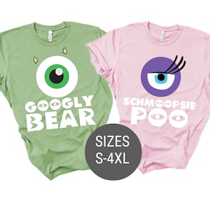 Puede incluir: Dos camisetas con un gráfico de ojo verde y morado. La camiseta verde dice "Googly Bear" y la camiseta morada dice "Schmoopsie Poo". Las camisetas están disponibles en tallas S-4XL.