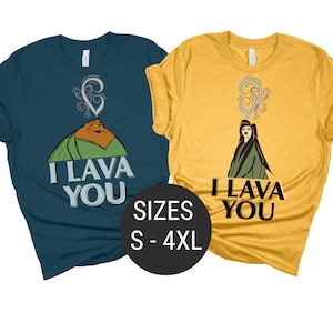 Puede incluir: Dos camisetas con un gr&aacute;fico de volc&aacute;n y el texto "I lava you". La camiseta de la izquierda es azul turquesa y presenta un volc&aacute;n de dibujos animados con una cara marr&oacute;n. La camiseta de la derecha es amarilla y presenta un volc&aacute;n de dibujos animados con una cara de mujer. El texto est&aacute; en blanco. Las camisetas est&aacute;n disponibles en tallas S-4XL.