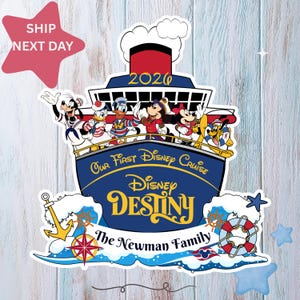 Puede incluir: Una pegatina troquelada con un crucero con personajes de Disney. El barco es azul y presenta las palabras "Disney Destiny" y "Our First Disney Cruise". Se muestra el a&ntilde;o "2020". Tambi&eacute;n se menciona a la familia Newman.