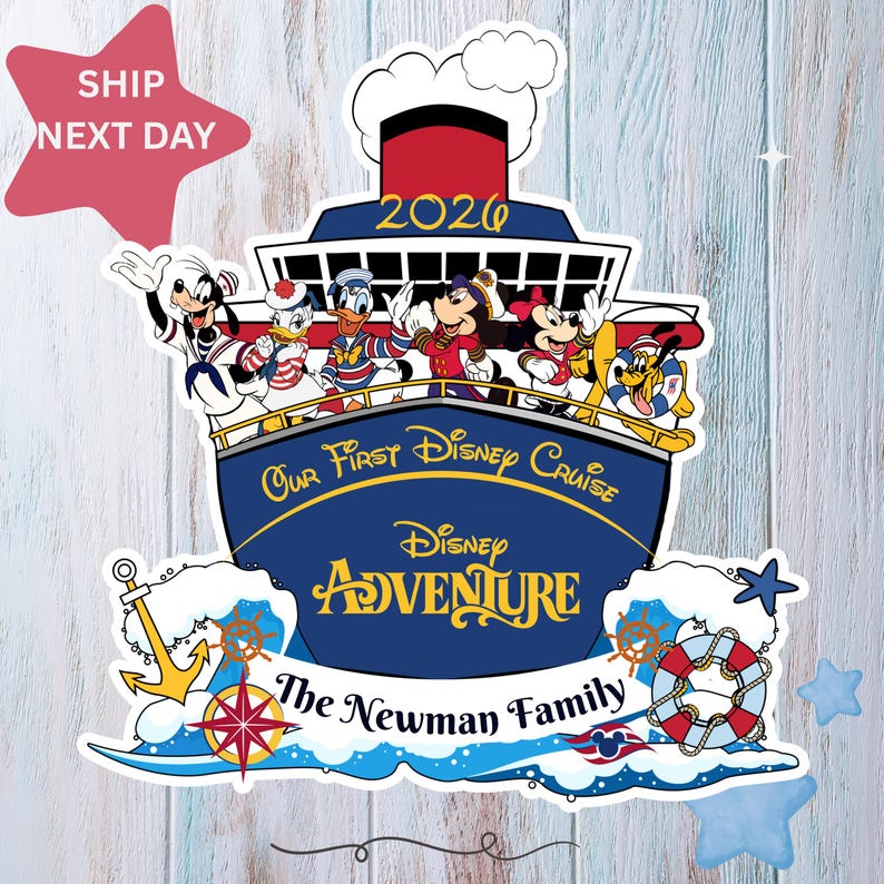 Puede incluir: Una pegatina con forma de crucero azul marino con personajes de Disney saludando desde la cubierta. La pegatina dice "Our First Disney Cruise" y "Disney Adventure" con "The Newman Family" en la parte inferior. El a&ntilde;o "2020" se muestra en el barco.