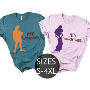 Pu&ograve; includere: Due magliette con una silhouette di Ercole e Megara. La maglietta blu dice "Her Wonderboy" e la maglietta rosa dice "His Tough Girl".