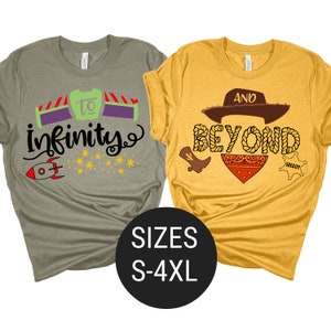 Puede incluir: Dos camisetas, una verde y otra amarilla, con temática de Toy Story. La camiseta verde dice "to infinity" con un cohete y estrellas. La camiseta amarilla dice "and beyond" con un sombrero de vaquero, un pañuelo y una insignia de sheriff. Las camisetas están disponibles en tallas S-4XL.
