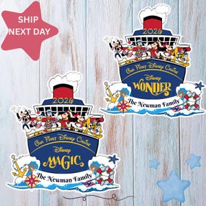 Puede incluir: Dos pegatinas troqueladas de cruceros de Disney. Una dice "Disney Wonder" y la otra "Disney Magic". Ambas tienen el texto "Our First Disney Cruise" y "The Newman Family". Los barcos presentan a Mickey Mouse, Donald Duck y otros personajes de Disney.