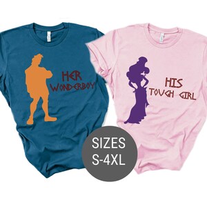 Pu&ograve; includere: Due t-shirt con la silhouette di un uomo e una donna. La maglietta dell'uomo &egrave; blu turchese e dice "Her Wonderboy", mentre la maglietta della donna &egrave; rosa e dice "His Tough Girl". Le magliette sono disponibili nelle taglie S-4XL.