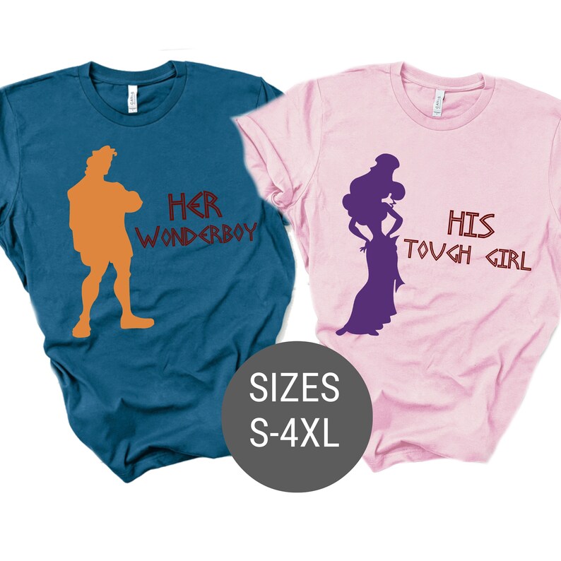 Pu&ograve; includere: Due t-shirt con la silhouette di un uomo e una donna. La maglietta dell'uomo &egrave; blu turchese e dice "Her Wonderboy", mentre la maglietta della donna &egrave; rosa e dice "His Tough Girl". Le magliette sono disponibili nelle taglie S-4XL.