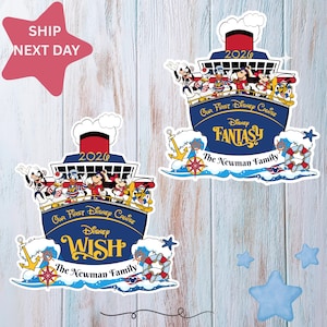 Puede incluir: Dos pegatinas de cruceros de Disney con Mickey Mouse y sus amigos. Las pegatinas son de color azul marino con detalles en blanco e incluyen el texto "Our First Disney Cruise" y "2020". Una dice "Disney Wish" y la otra "Disney Fantasy".