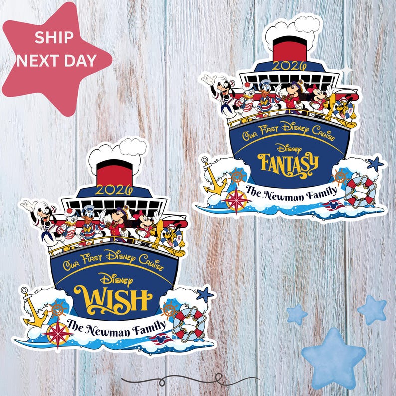 Puede incluir: Dos pegatinas de cruceros de Disney con Mickey Mouse y sus amigos. Las pegatinas son de color azul marino con detalles en blanco e incluyen el texto "Our First Disney Cruise" y "2020". Una dice "Disney Wish" y la otra "Disney Fantasy".