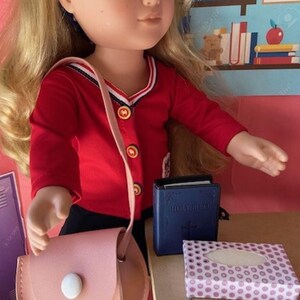 18-Zoll-Puppengröße Bibel und rosa Umhängetasche Geldbörse mit handgefertigter Kleenex-Box, perfekt für Sonntagsgottesdienste, Kirche zum Mitnehmen