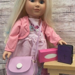 18-Zoll-Bibel in Puppengröße (lila) und lila Umhängetasche/Crossbody-Tasche mit handgefertigter rosa Kleenex-Box, perfekt für Ostersonntag und Kommunion