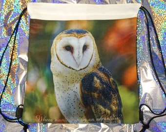 Può includere: Una borsa a cordoncino bianca con l'immagine di un gufo comune. Il gufo guarda a destra e ha segni marroni e neri. Il testo "Whooo wants to go on an adventure?" è stampato sulla borsa.