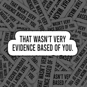 Puede incluir: Una colección de pegatinas blancas con el texto negro "THAT WASN'T VERY EVIDENCE BASED OF YOU". Las pegatinas están dispersas sobre un fondo gris, algunas superpuestas.