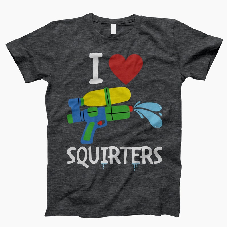 Op de afbeelding: Een donkergrijs T-shirt met de tekst "I love squirters" en een cartoon afbeelding van een waterpistool met een rood hart erboven.