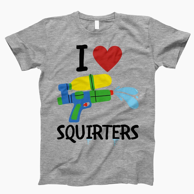 Op de afbeelding: Een grijs T-shirt met de tekst "I &hearts; SQUIRTERS" en een cartoon afbeelding van een waterpistool.