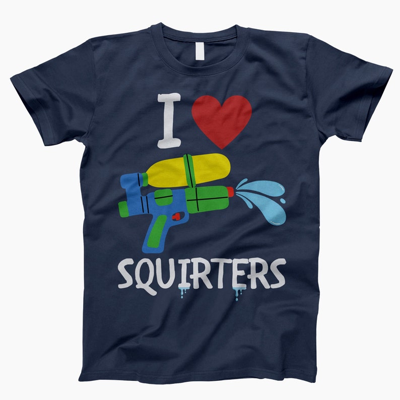 Op de afbeelding: Een marineblauw t-shirt met een witte afbeelding waarop staat "Ik hou van waterpistolen" met een rood hart en een cartoon waterpistool.