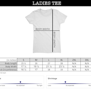 Op de afbeelding: Maattabel voor een dames T-shirt met afmetingen in inches voor de maten S, M, L, XL, 2XL en 3XL. De tabel bevat de lichaamslengte, de lichaamsbreedte en de nek omtrek. Een grafiek toont de pasvorm van het shirt als 'Zoals verwacht' en de krimp als 'Zoals verwacht'.