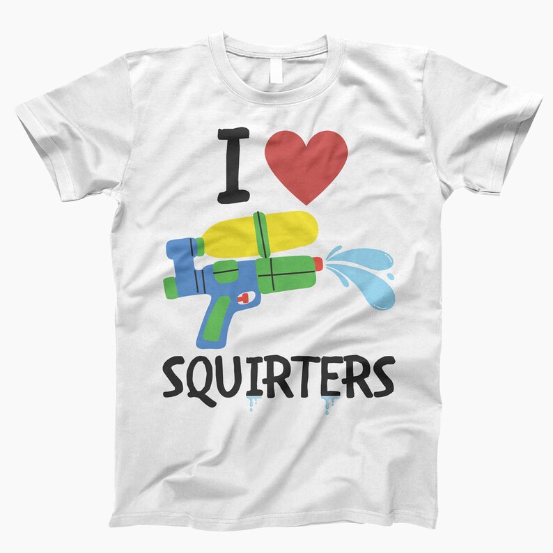 Op de afbeelding: Wit T-shirt met de tekst "Ik hou van waterpistolen" en een cartoon afbeelding van een waterpistool met een rood hart erboven.