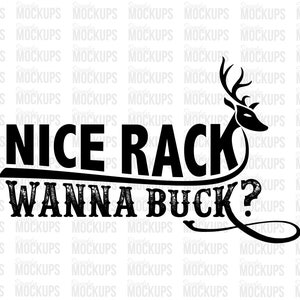 Puede incluir: Diseño gráfico en blanco y negro con una cabeza de ciervo y el texto "NICE RACK WANNA BUCK?"