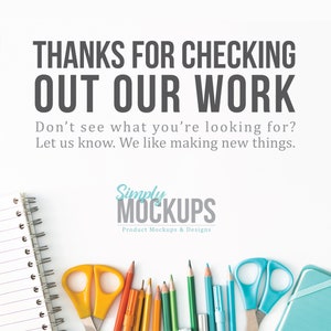 Pode incluir: Um fundo branco com o texto "THANKS FOR CHECKING OUT OUR WORK" em cinza. Abaixo do texto est&aacute; o texto "Don't see what you're looking for? Let us know. We like making new things." em cinza. Abaixo disso est&aacute; o texto "Simply MOCKUPS" em azul e cinza. Abaixo disso est&aacute; o texto "Product Mockups & Designs" em cinza. A imagem tamb&eacute;m inclui um caderno espiral, um par de tesouras amarelas, um par de tesouras azuis e um conjunto de l&aacute;pis de cor.
