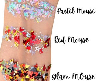 Puede incluir: Tres muestras de purpurina en una muñeca: Pastel Mouse, Red Mouse y glam Mouse. La purpurina Pastel Mouse es una mezcla de colores pastel. La purpurina Red Mouse es roja, amarilla y plateada. La purpurina glam Mouse es dorada, roja y negra.