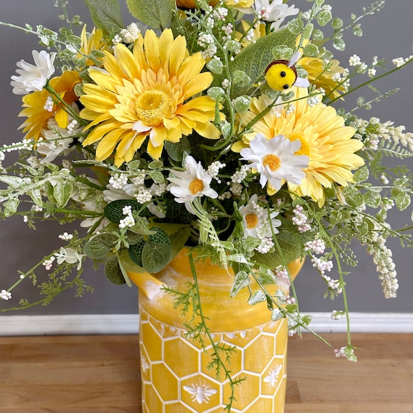 Bee and daisy centerpiece, summertime floral arrangement, daisy decor, bee decor, farmhouse decor, Mother’s Day gift, anniversary gift