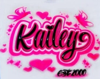 Camiseta con nombre en letra cursiva, corazones y mariposas aerografiadas