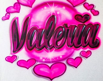 Camiseta con estampado de aerógrafo, nombre y corazones