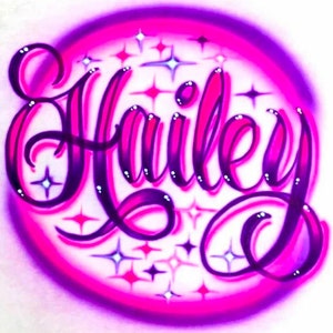 Op de afbeelding: Een roze en paarse cirkel met de naam "Hailey" geschreven in een gestileerd lettertype. De cirkel is gevuld met witte sterren.