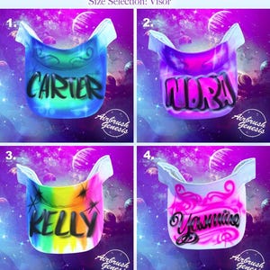Op de afbeelding: Vier airbrush vizieren met de namen Carter, Nora, Kelly en Yasmine. Elk vizier heeft een uniek kleurenschema, waaronder blauw, paars, regenboog en roze. De tekst "Airbrush Genesis" staat onderaan elk vizier.
