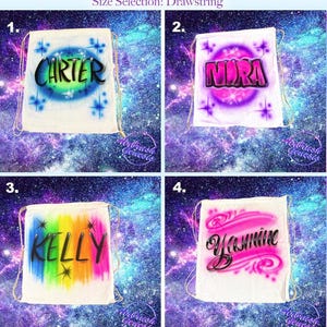 Könnte beinhalten: Vier weiße Kordelzugbeutel mit Airbrush-Namen. Die Namen sind "Carter", "Mira", "Kelly" und "Yasmine". Jeder Beutel hat ein einzigartiges Farbschema, darunter Blau, Lila, Regenbogen und Rosa. Der Text "Size Selection: Drawstring" steht oben.
