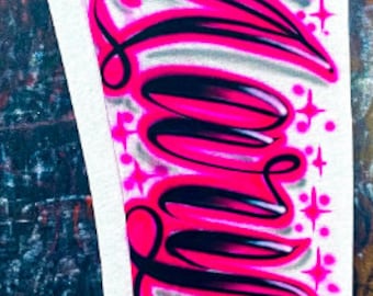 Pantalones deportivos blancos con aerógrafo y nombre en letra cursiva personalizado