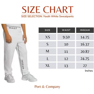 Puede incluir: Tabla de tallas para pantalones de ch&aacute;ndal blancos para j&oacute;venes con medidas en pulgadas para la cintura y la entrepierna. Las tallas incluyen XS, S, M, L y XL. La tabla muestra la medida de la cintura en pulgadas que van de 9,50 a 13 pulgadas y la medida de la entrepierna en pulgadas que van de 14,75 a 27 pulgadas.