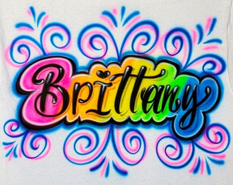 Camiseta con aerógrafo y diseño de nombre rizado arcoíris