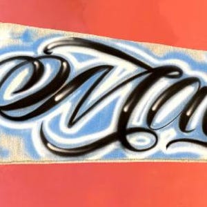 Pantalones deportivos blancos con aerógrafo y nombre en letra cursiva personalizado imagen 4