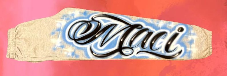 Pantalones deportivos blancos con aerógrafo y nombre en letra cursiva personalizado imagen 4