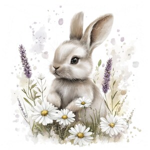 Puede incluir: Un lindo conejito blanco con orejas largas sentado en un campo de margaritas blancas y lavanda morada. El conejito est&aacute; mirando hacia la izquierda de la imagen. El fondo es una acuarela de azul claro y blanco.
