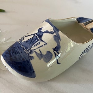 Delfts Blauw Ceramic Klompen  Shoe Shaped Souvenir Ashtray with Classic Windmill Gold Trim. Bottom Delfts Blauw Holland Hand Painted 1960’s