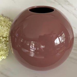 Beautiful Vintage Royal Haeger Pottery Mauve Large Round Orb Vase. Original Sticker on Bottom Yonkers . Rare Color. 1990 #4306 Haeger