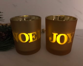 Portavelas vintage dorados iluminados con caja original. Incluye velas eléctricas de té. Década de 1990.