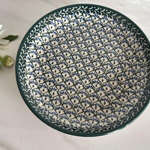 Assiette en faïence polonaise. Fabriquée à la main en Pologne (MK462). Décor bleu cobalt, vert forêt et blanc. Boleslawiec, Pologne.