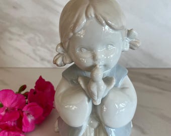 Vintage Toyo Japan Porcelain Japanese Figurine. Girl Figure with Traditional Dress Holding a Bird. Unmarked. Made in Japan.