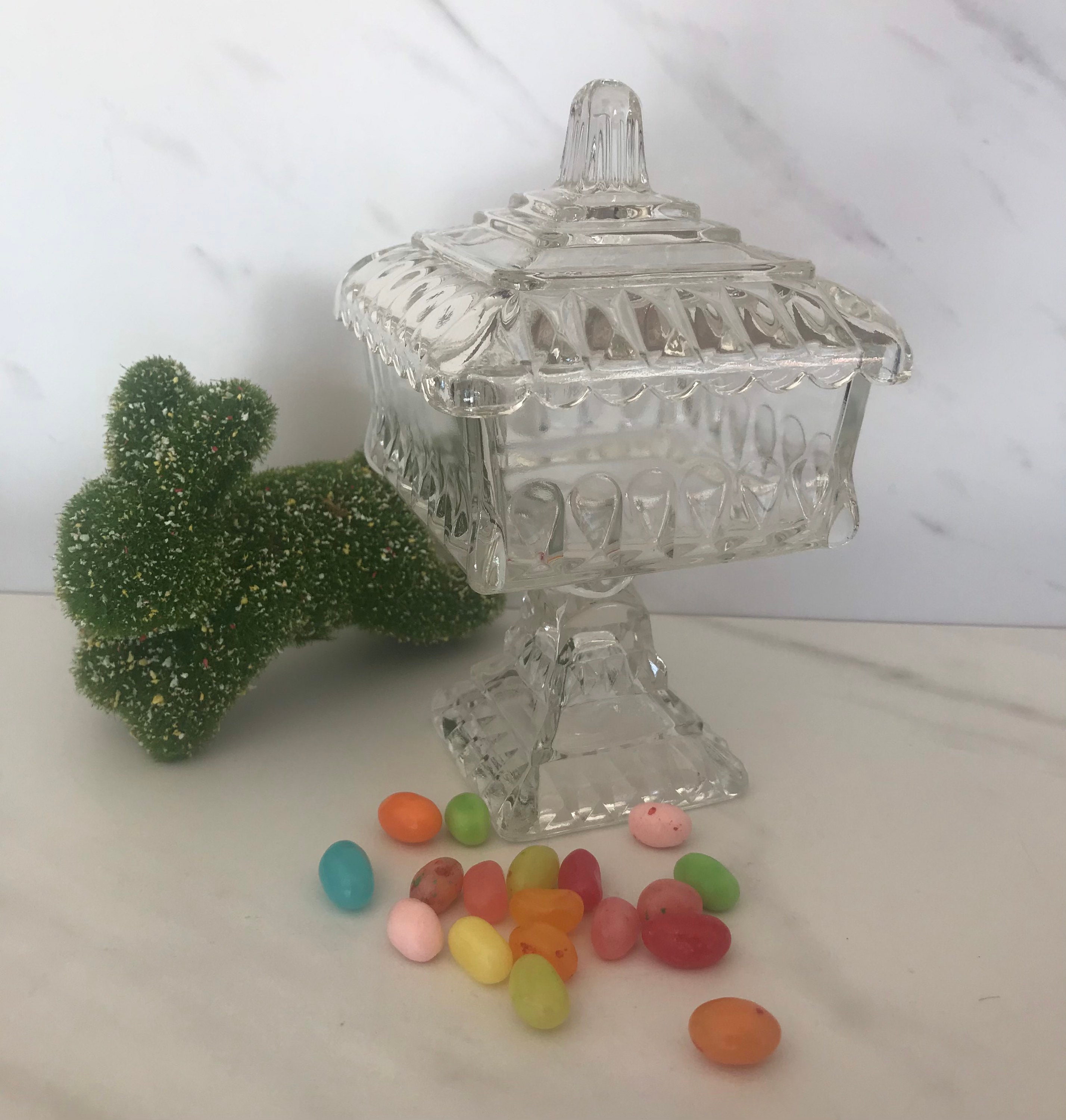 ガラス細工　キャンディディッシュボウル　WESTMORELAND GLASS Vintage Westmoreland Glass Split Handle Milk Glass Small