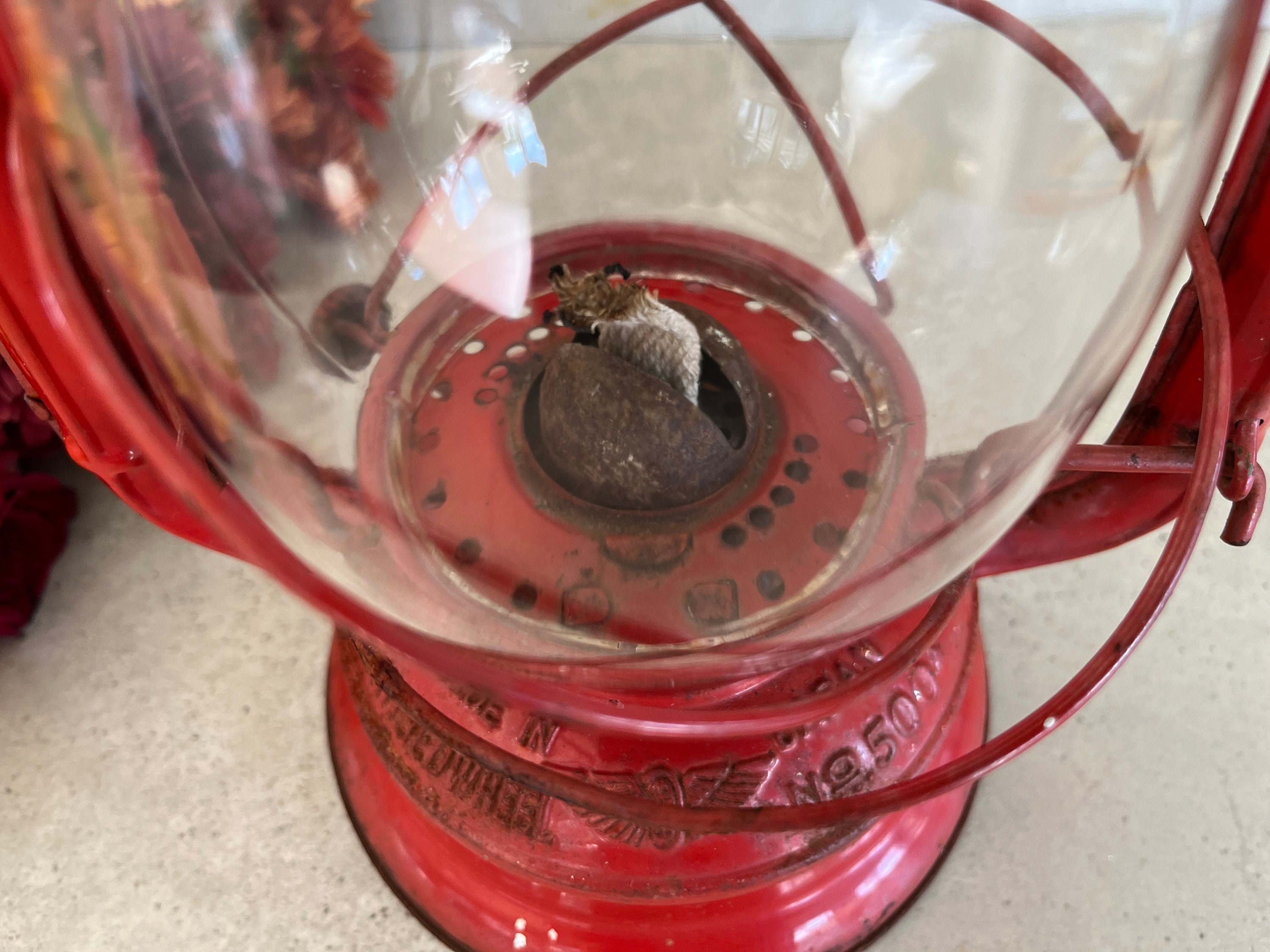 Wingedwheel #500 Red Kerosene Lantern With Screw Button Wingedwheel #500 Red Kerosene Lantern With Screw Button