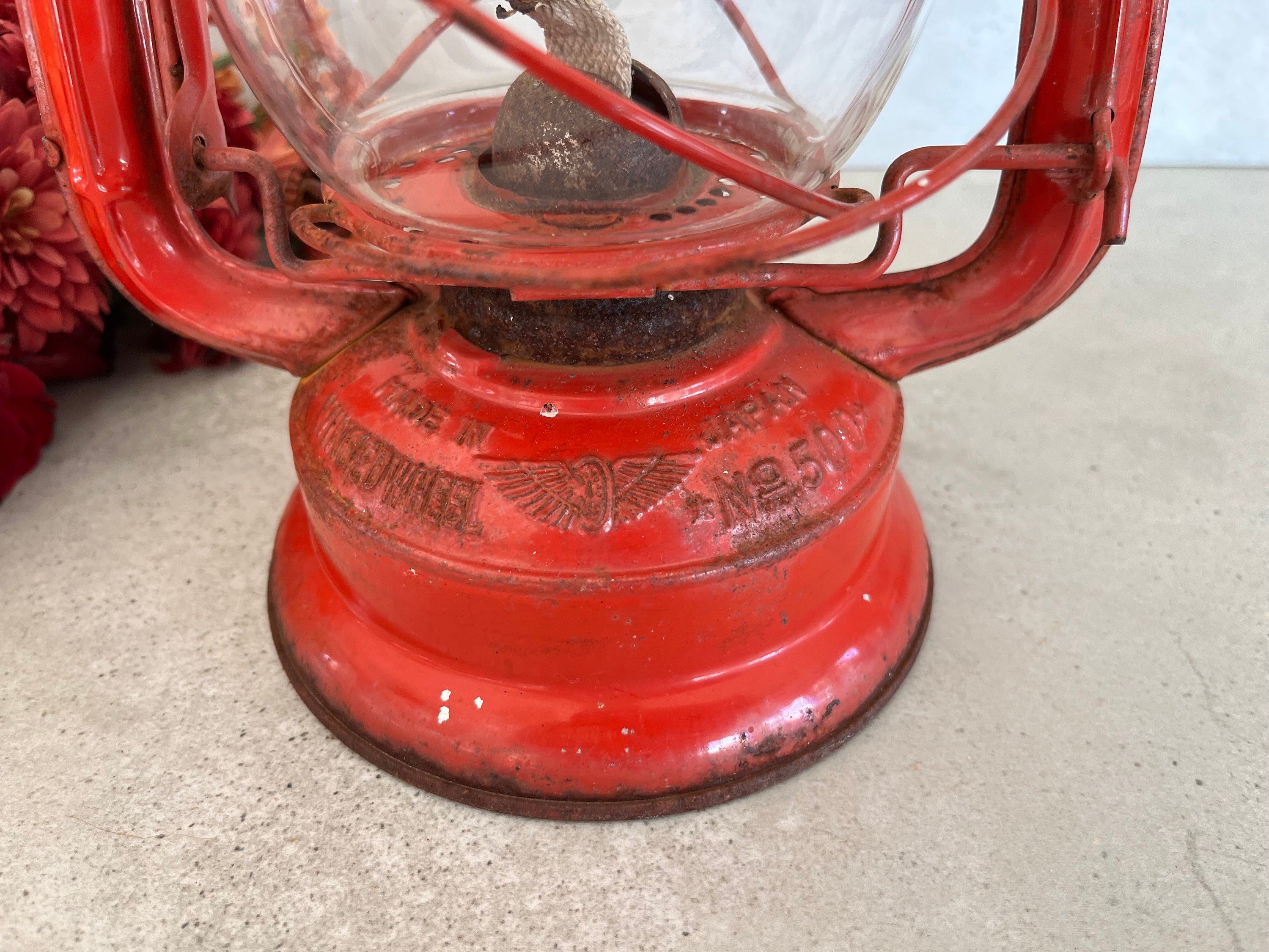 Wingedwheel #500 Red Kerosene Lantern With Screw Button Wingedwheel #500 Red Kerosene Lantern With Screw Button