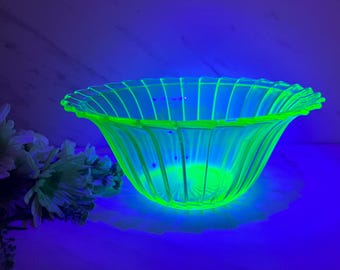 Uranium Glass Jeanette Glass Co. Vaseline Green Depression Sierra Pinwheel Pattern Bowl. 1930’s