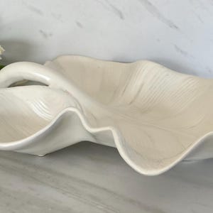 Vintage Hull Serving Dish Stunning!! Hull Pottery Mid Century Modern Lesf Pattern platter or Bowl. Pottery. Marked on Bottom Hull USA.