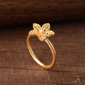 Anillo de flor de oro, anillo de flor, anillo de flor pequeño, anillo de rosa, anillo de rosa de oro, anillo artesanal, anillo de oro vermeil, anillo delicado, anillo floral de oro