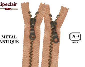 Cremallera YKK de metal en latón antiguo color nude, ideal para bolsos, carteras y cuellos de suéter. Tallas de 10 a 45 cm.